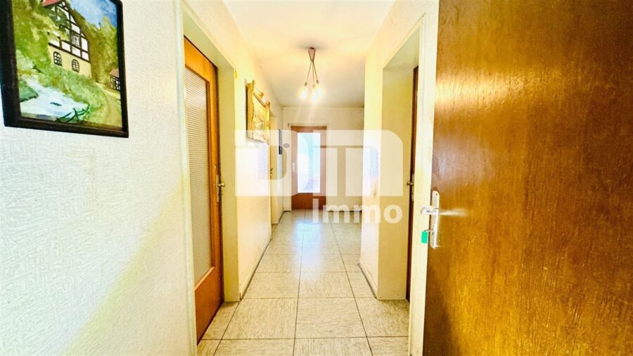 Solides Einfamilienhaus mit großzügigem Flächenangebot auf weitläufigem Traumgrundstück - Souterrain Flur / Diele